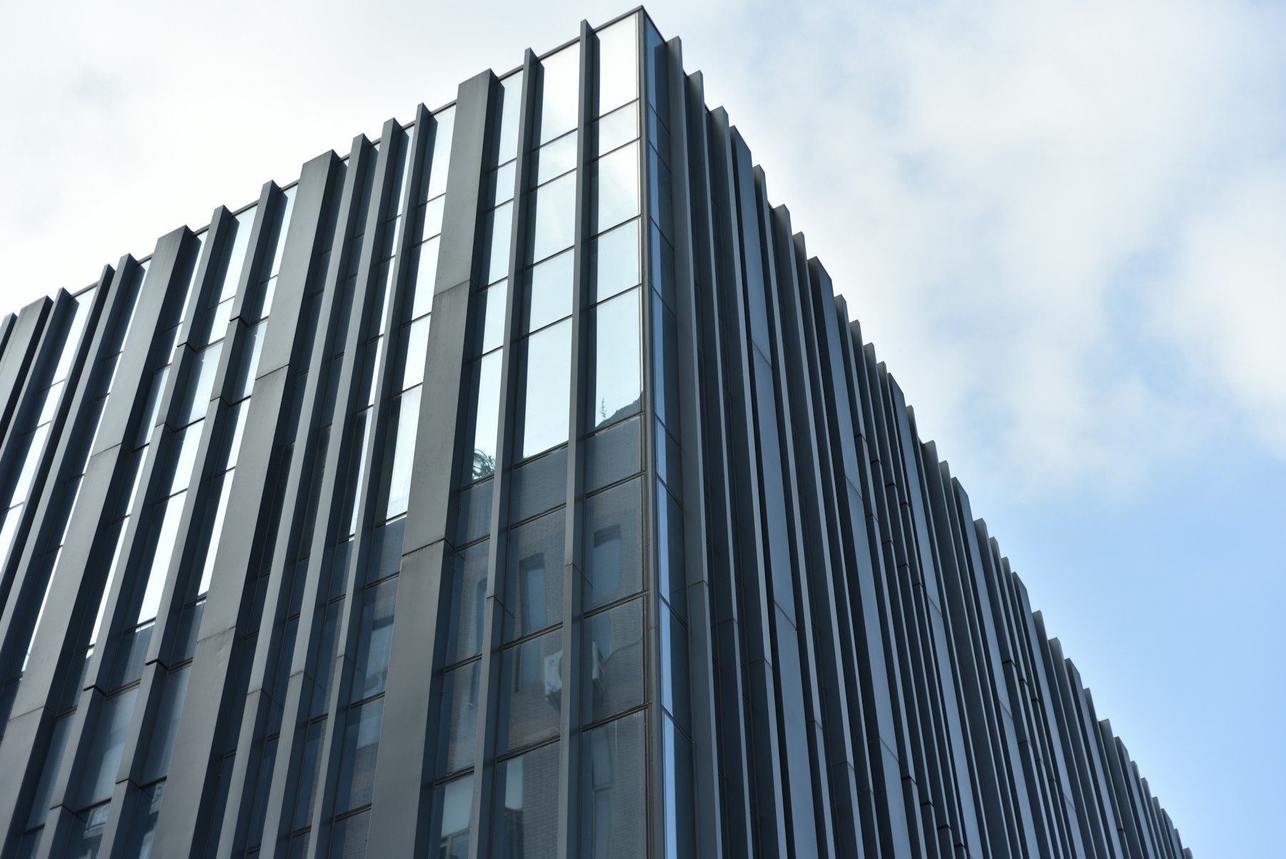 Fachada contemporânea de edifício comercial