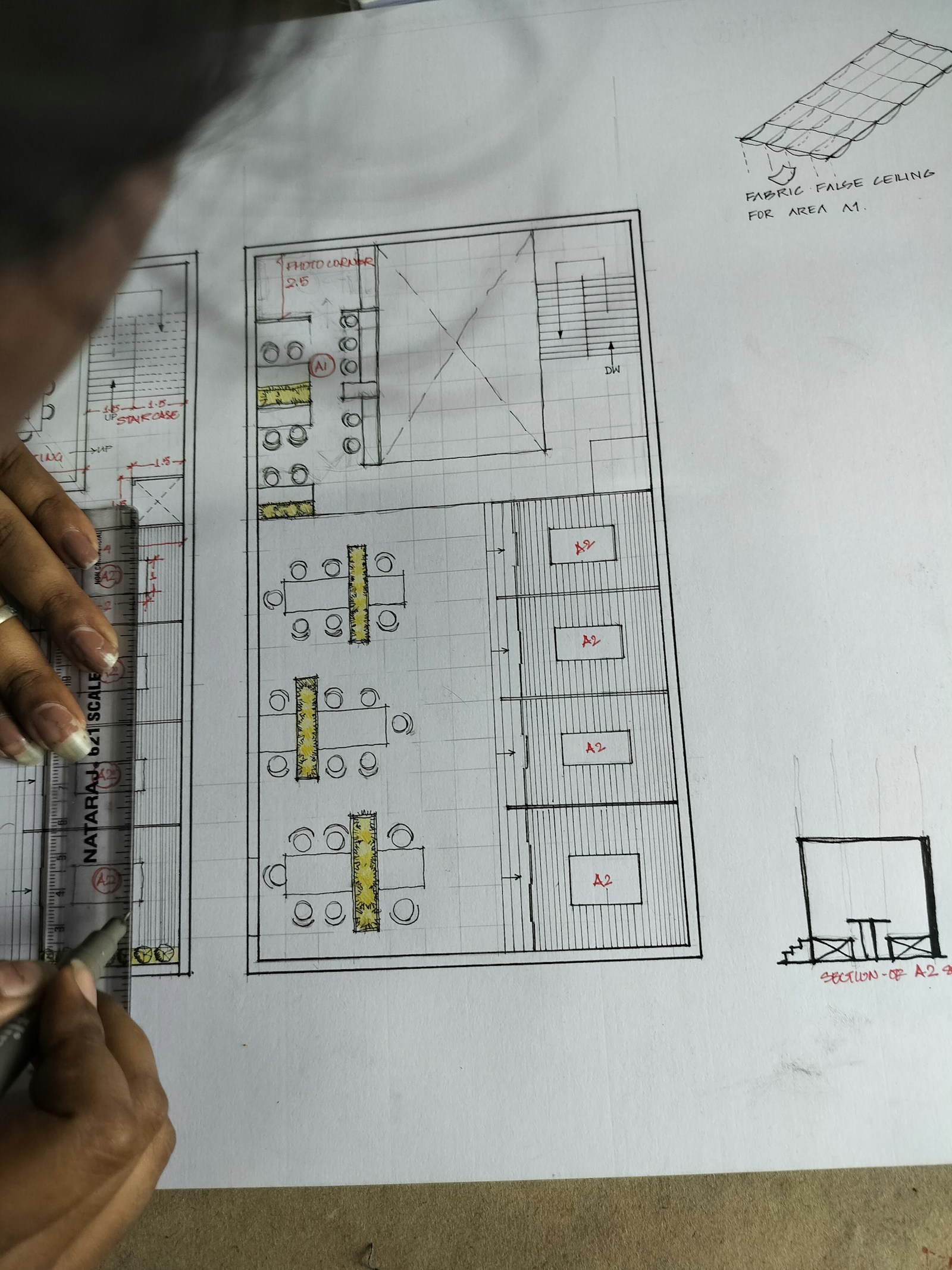 Profissional desenvolvendo uma planta arquitetônica